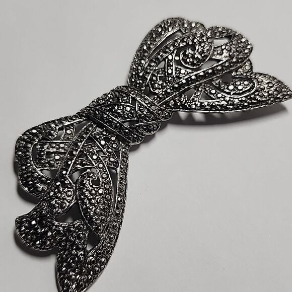 Elegant Silver Bow Brooch - Picture 2 of 3